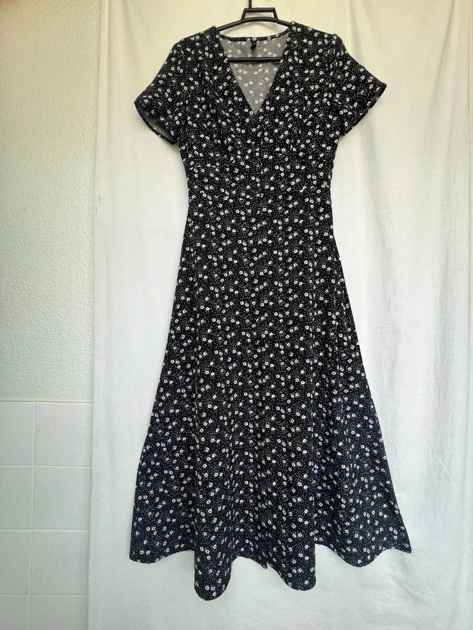 Vestido comprido preto com florzinhas brancas